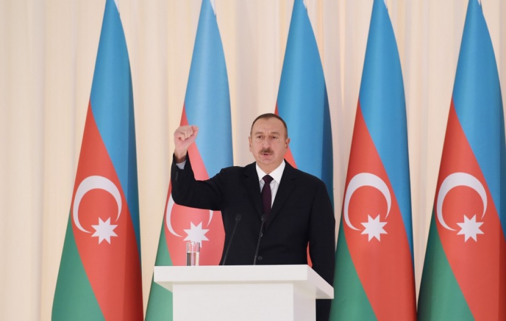 Azərbaycanın dövlət müstəqilliyinin bərpasının 25-ci ildönümünə həsr olunmuş rəsmi qəbul təşkil edilib   
Prezident İlham Əliyev rəsmi qəbulda iştirak edib