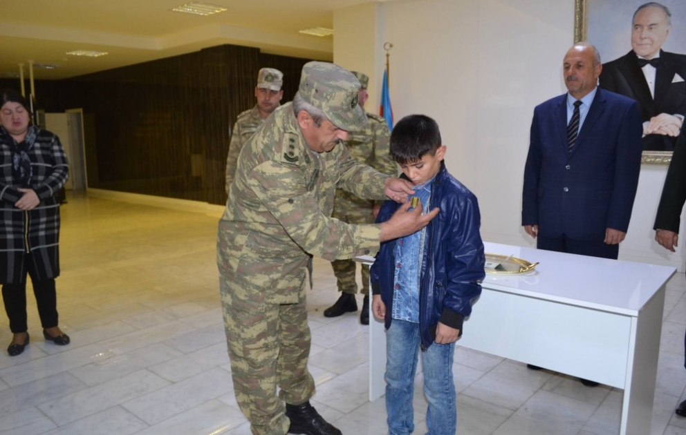 Şəhid Rahim Tağıyevin medalı oğluna təqdim edilib