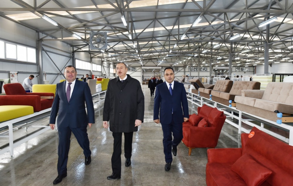 Präsident nimmt in Agstafa an der Eröffnung einer Möbelfabrik teil