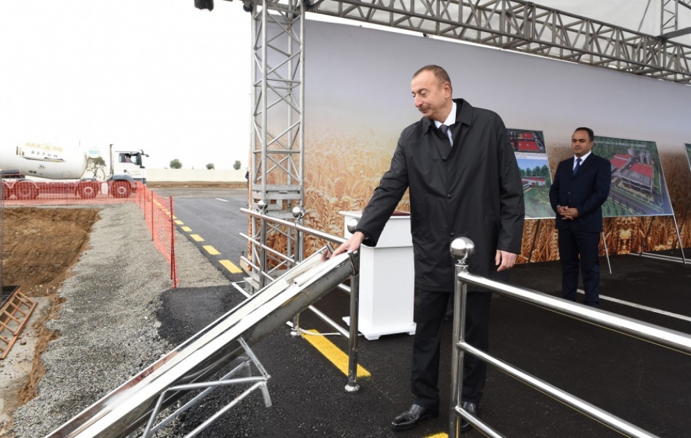 Präsident Ilham Aliyev legt in Agstafa den Grundstein eines Getreidelagers