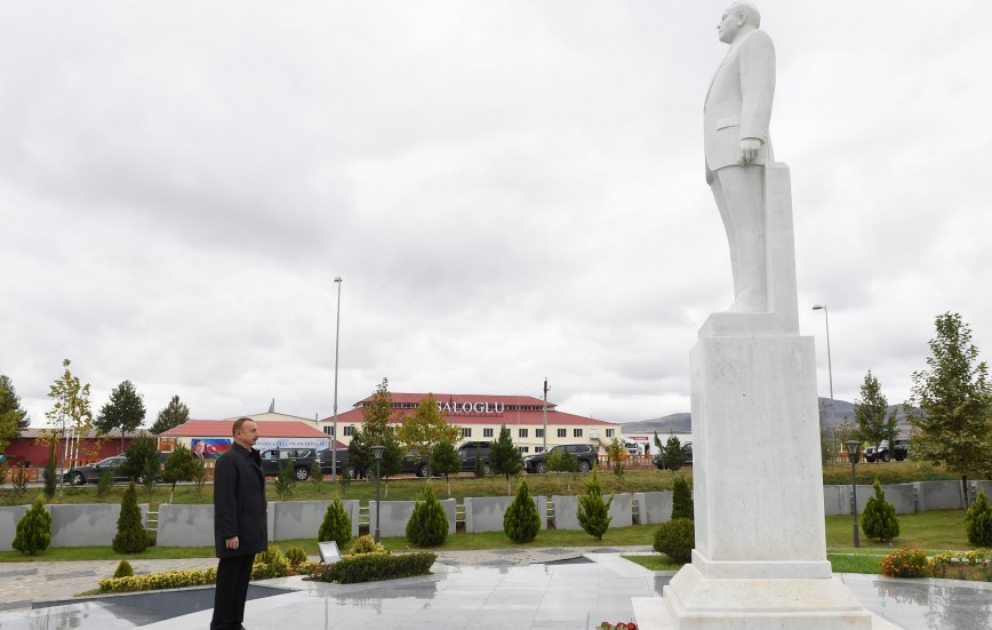 Le président Ilham Aliyev arrive à Aghstafa