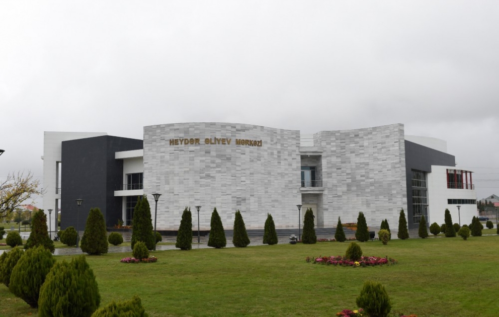 Déplacement à Aghstafa: visite du Centre Heydar Aliyev