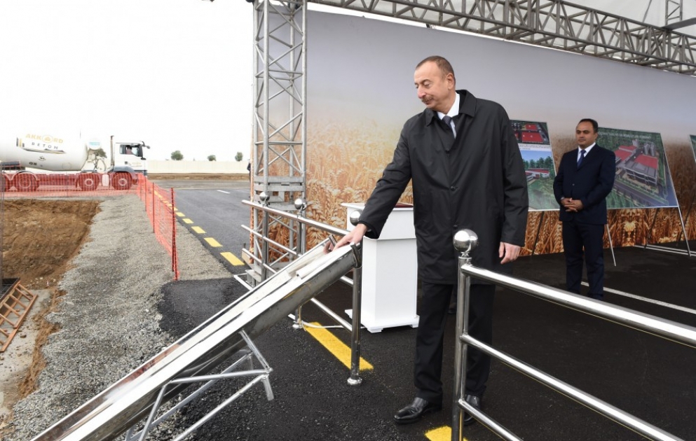 Le président Ilham Aliyev pose la première pierre d’un entrepôt céréalier du complexe de production des produits céréaliers et farineux d’Aghstafa