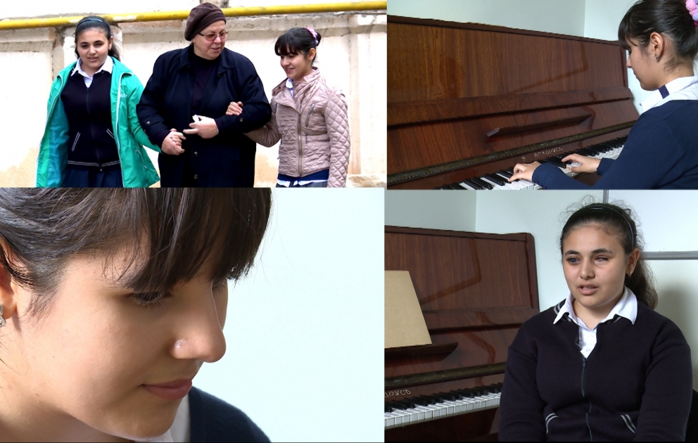 Biz də hamı kimiyik   
Görmə əngəlli pianoçu qızlar