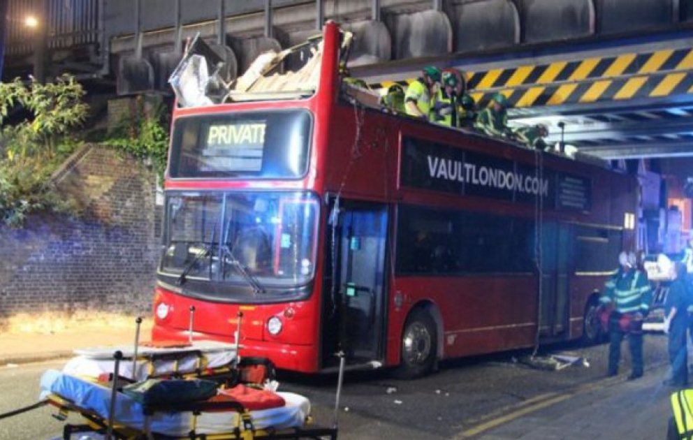 Londonda sərnişin avtobusunun körpüyə çırpılması nəticəsində 26 nəfər xəsarət alıb
