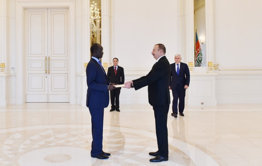 Президент Ильхам Алиев принял верительные грамоты новоназначенного посла Республики Южный Судан в Азербайджане