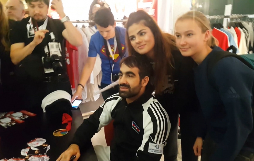 Salle comble pour la venue du quintuple champion du monde Rafael Aghayev
