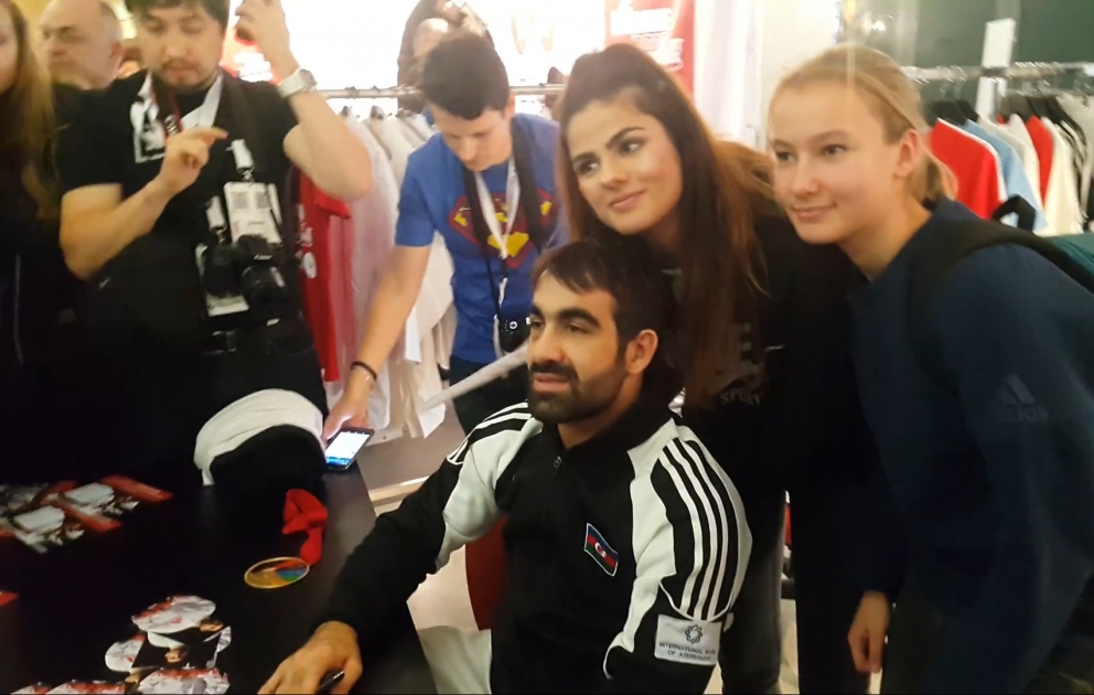 Rafael Aghayev signs autographs for big crowd of fans