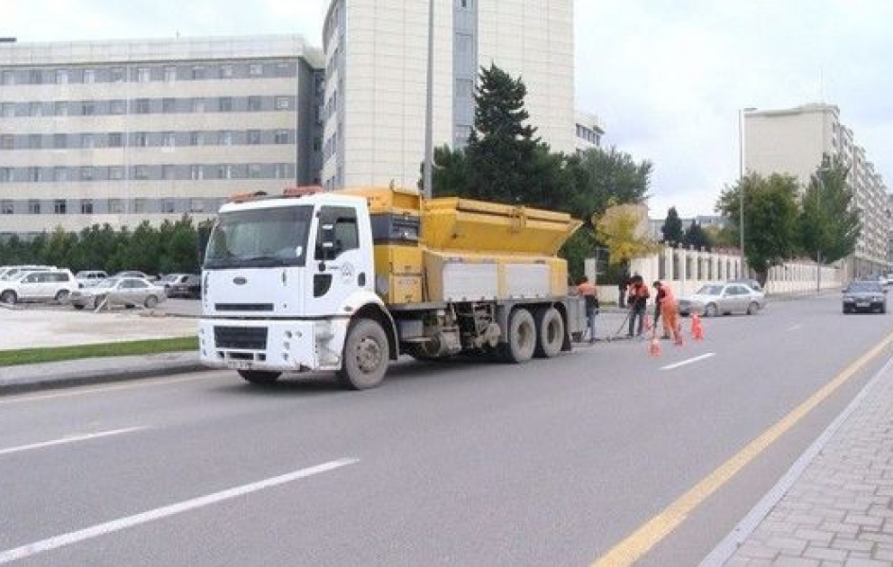 В связи с осенне-зимним сезоном на дорогах Баку ведутся ремонтные работы