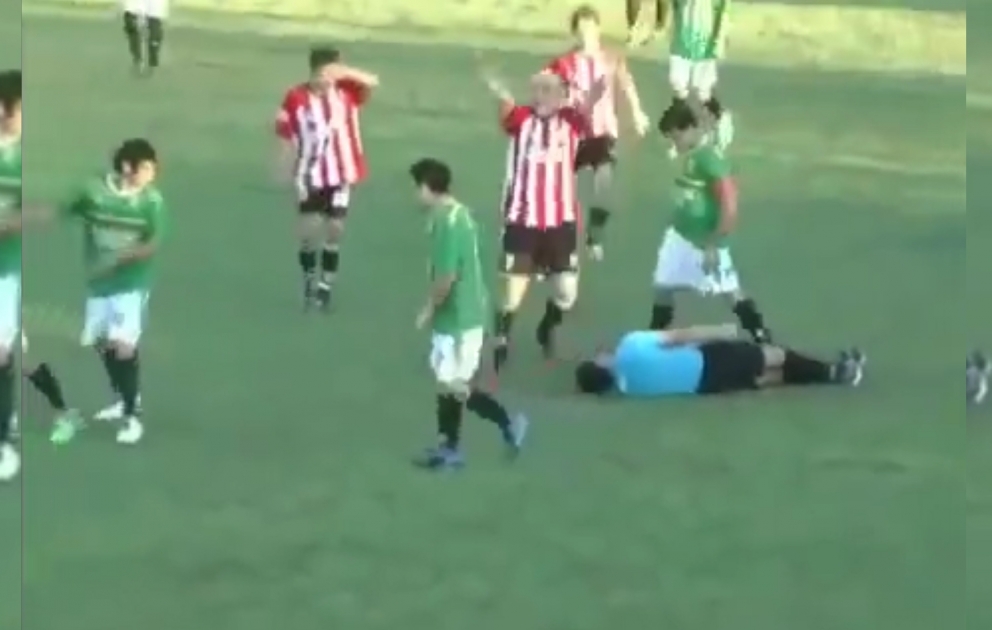 Meksikada oyun zamanı futbolçu tərəfindən hakimin öldürülməsi anbaan kameralarda