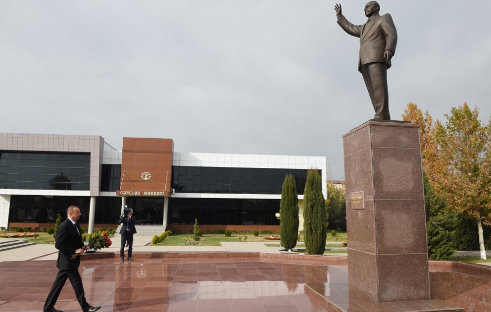 Посещение памятника общенациональному лидеру Гейдару Алиеву в Бейлягане