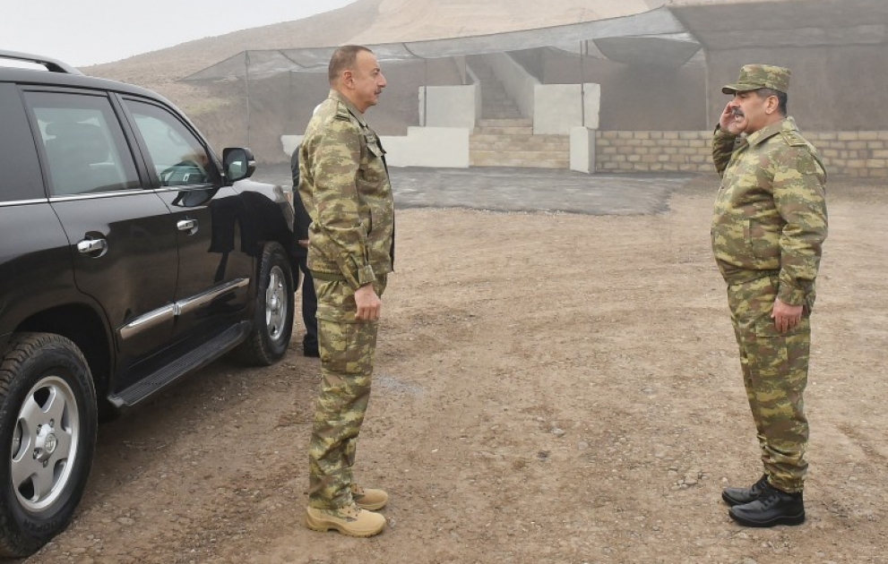 Le chef des armées Ilham Aliyev visite un poste de commandement en première ligne
