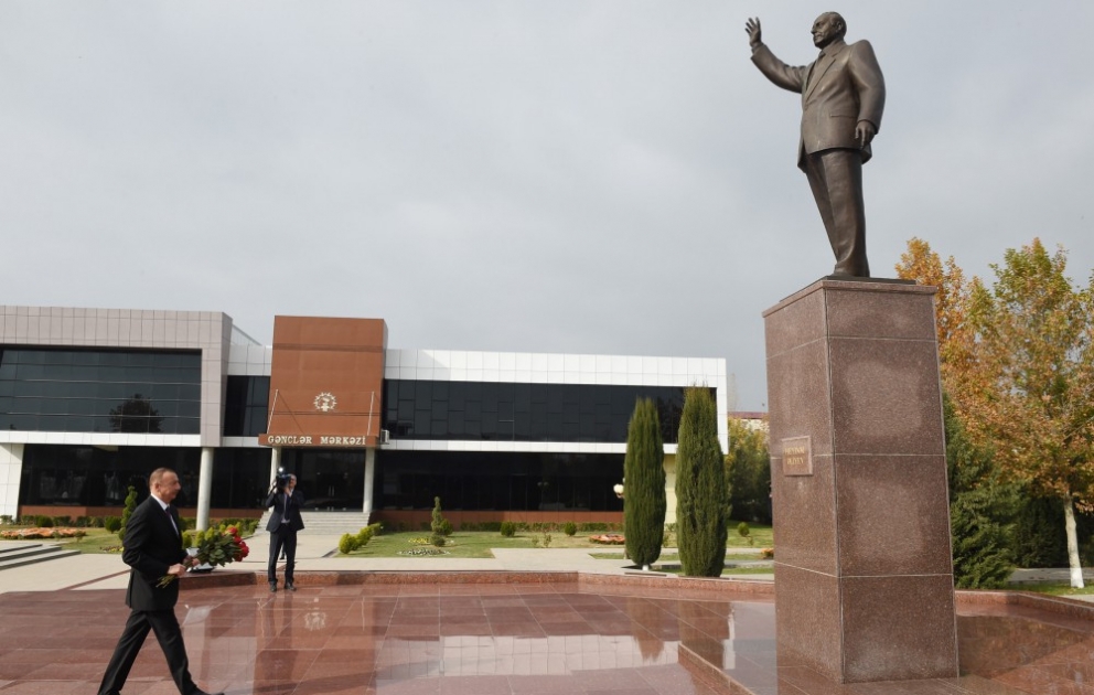 Präsident Ilham Aliyev im Rayon Beylagan eingetroffen