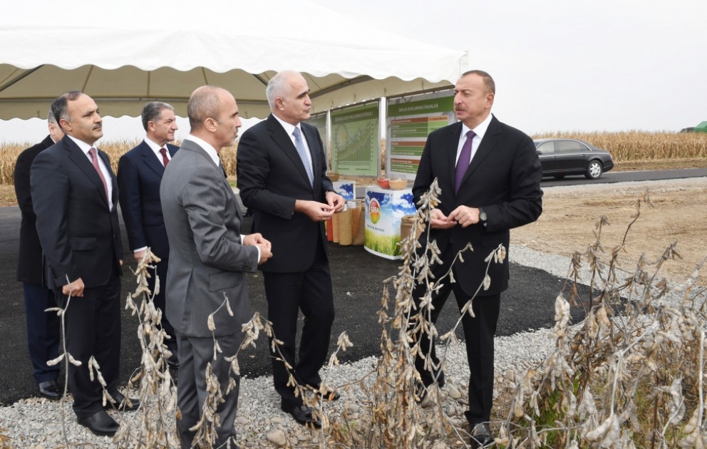 Präsident Ilham Aliyev besucht eine private Getreidewirtschaft in Beylagan