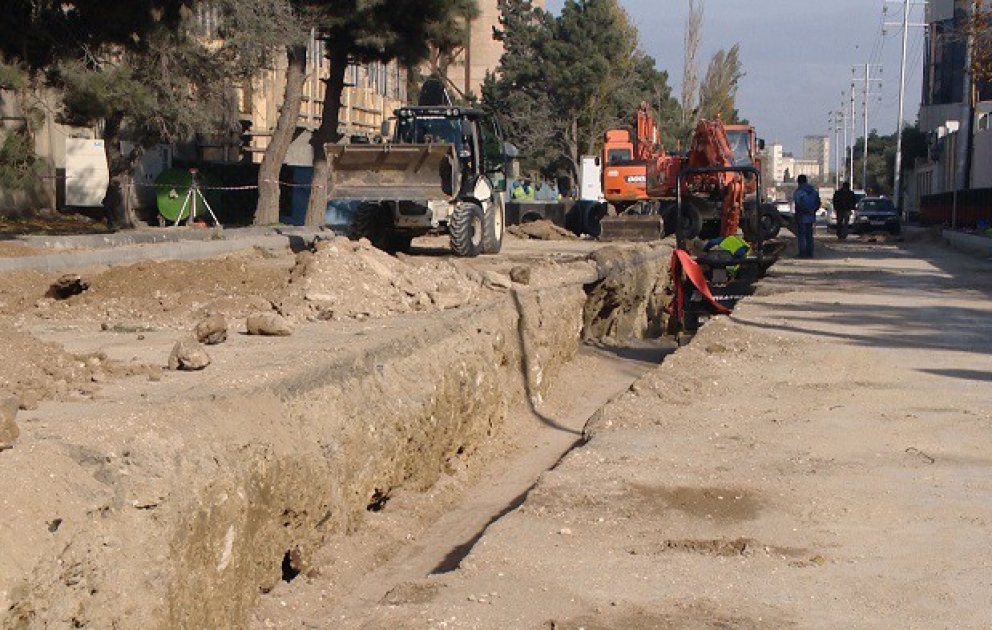 Binəqədi rayonunda daha bir küçə təmir edilir