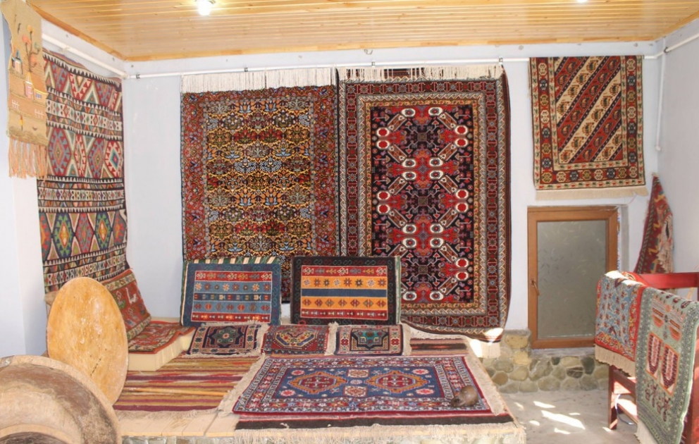 Zərif və incə naxışlı Şirvan xalçaları