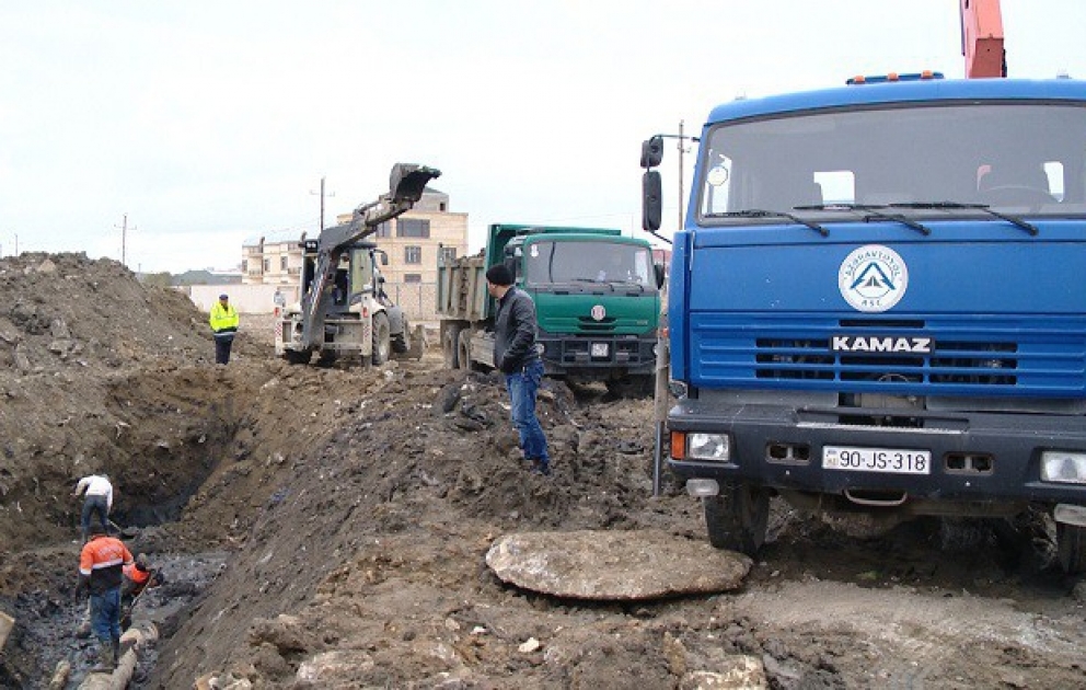“Böyük Şor" yol qovşağının yaxınlığında yeni yağış-kanalizasiya xətti çəkilir