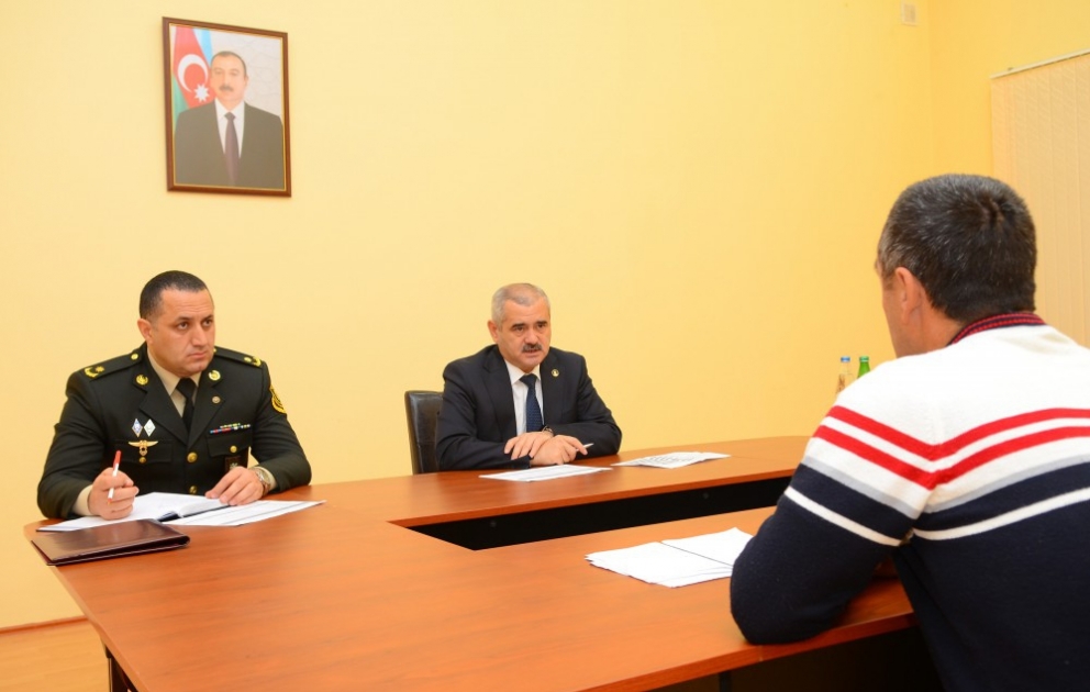 Səfərbərlik və Hərbi Xidmətə Çağırış üzrə Dövlət Xidmətinin rəisi Oğuzda vətəndaşları qəbul edib