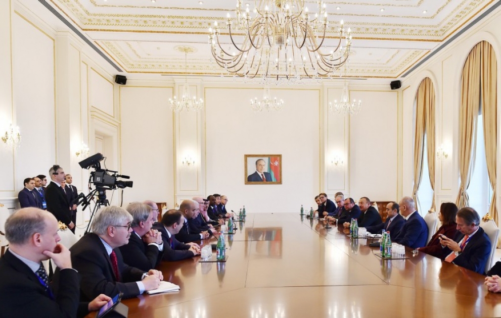 Le président Ilham Aliyev reçoit un groupe de participants du 5e Congrès mondial des agences de presse