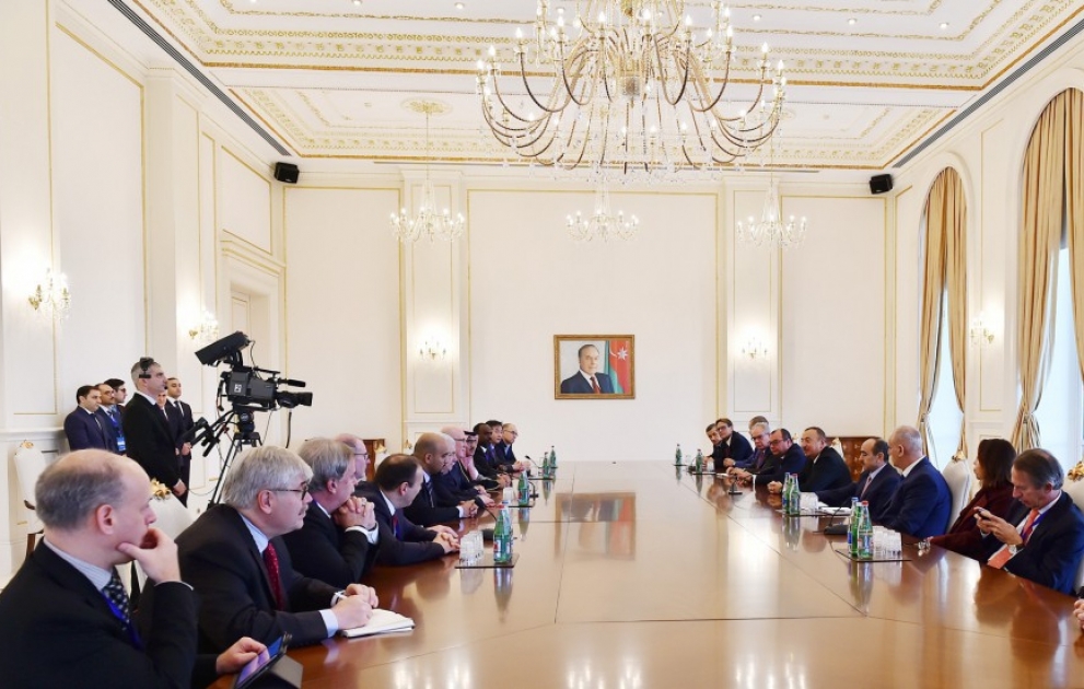 Präsident Ilham Aliyev empfängt eine Gruppe der Teilnehmer des V. Weltkongresses der Nachrichtenagenturen
