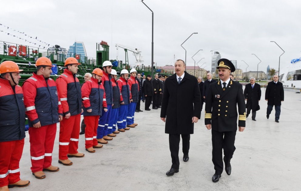 Präsident Ilham Aliyev nimmt an der Zeremonie zur Inbetriebsetzung der neuen Schiffe