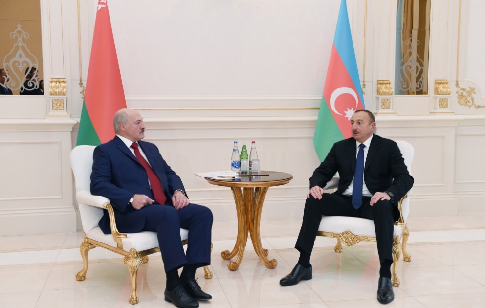 Treffen der Präsidenten von Aserbaidschan und Weißrussland unter vier Augen