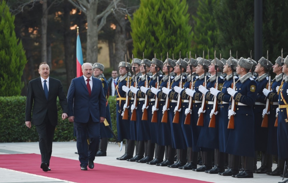Offizieller Empfang von Weißrusslands Präsidenten in Baku