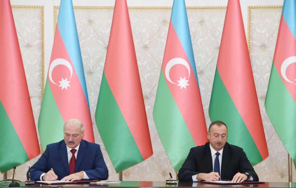 Des documents azerbaïdjano-biélorusses signés