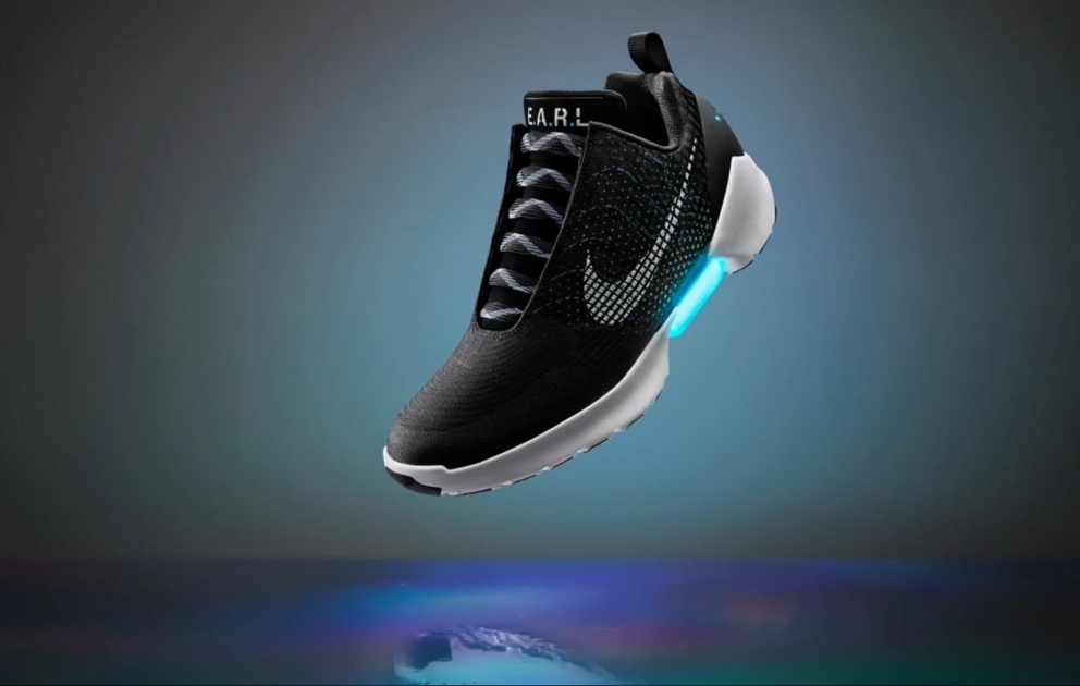 Самозашнуровывающиеся кроссовки Nike поступили в продажу