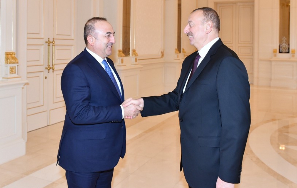 Präsident Ilham Aliyev empfängt den türkischen Außenminister