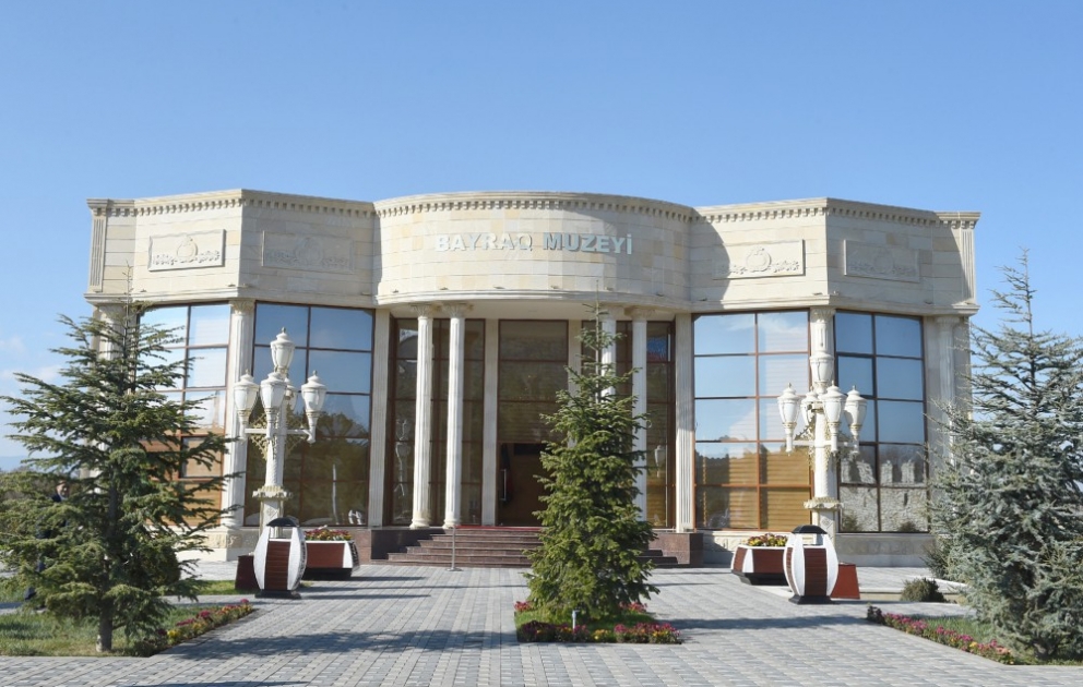 Präsident Ilham Aliyev weiht in Agdam neues Flaggenmuseum ein