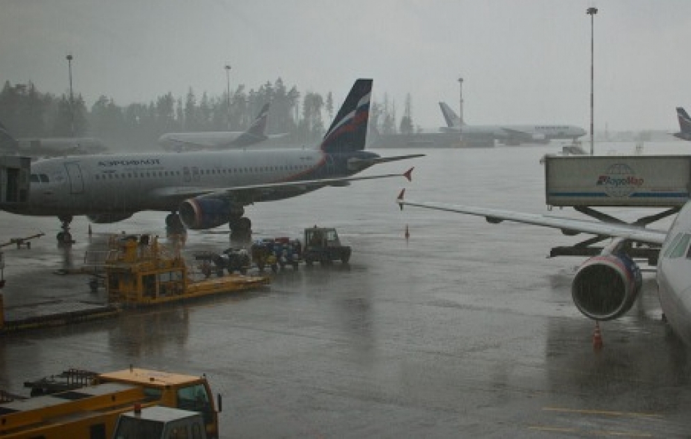 Погода сегодня домодедово часы. Дождь в аэропорту Шереметьево. Аэропорт дождь. Самолет дождь аэропорт. Гроза в аэропорту Шереметьево.