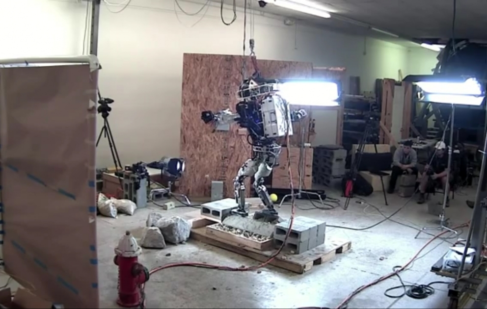 Le robot qui apprend à marcher sur les déchets de chantier