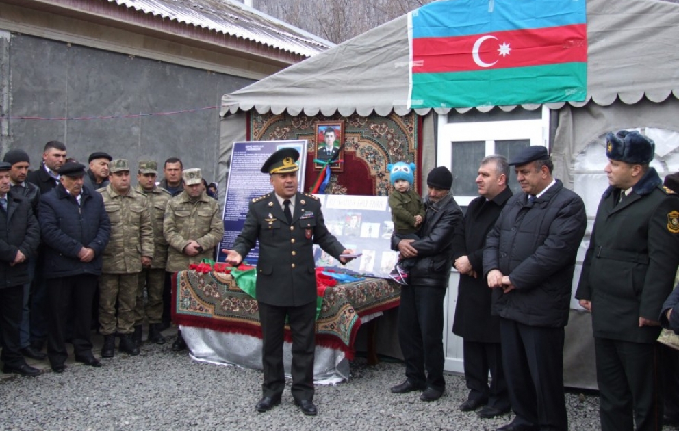 Şəhid zabitin təltif olunduğu medal oğluna təqdim edilib