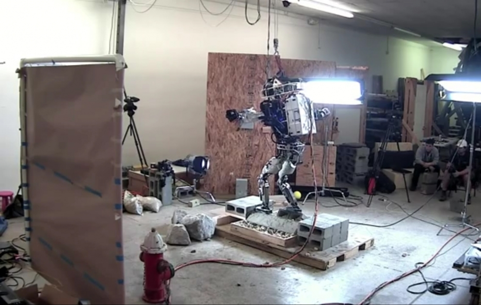Roboter lernt auf Bauschutt gehen