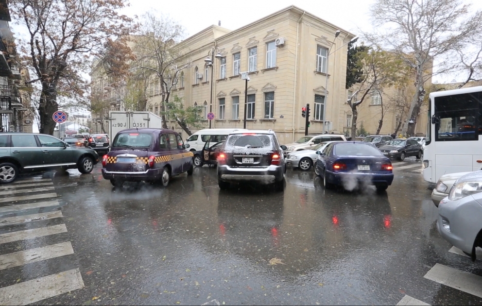 Дорожная полиция Баку распространила предупреждение в связи с гололедом на дорогах
