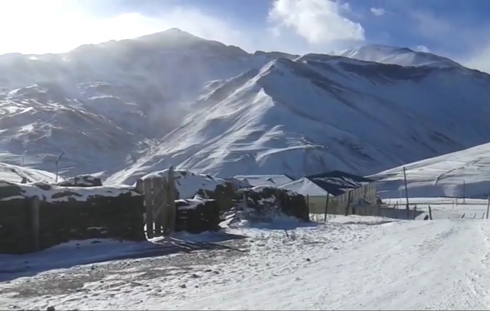 Winterkleid von Khinalig- dem kältesten Dorf  Aserbaidschans