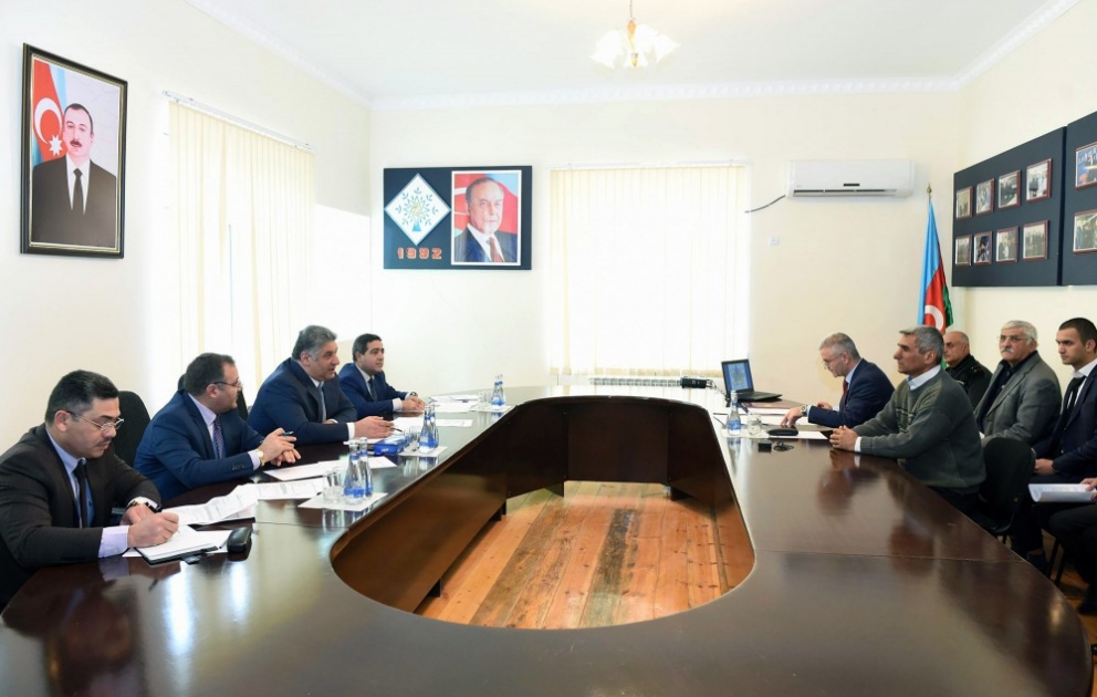 Gənclər və idman naziri Şirvanda vətəndaşların müraciətlərini dinləyib