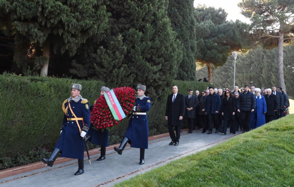 Azərbaycan Prezidenti İlham Əliyev ümummilli lider Heydər Əliyevin məzarını ziyarət edib