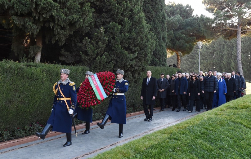 Le président Ilham Aliyev se recueille devant la tombe du leader national Heydar Aliyev