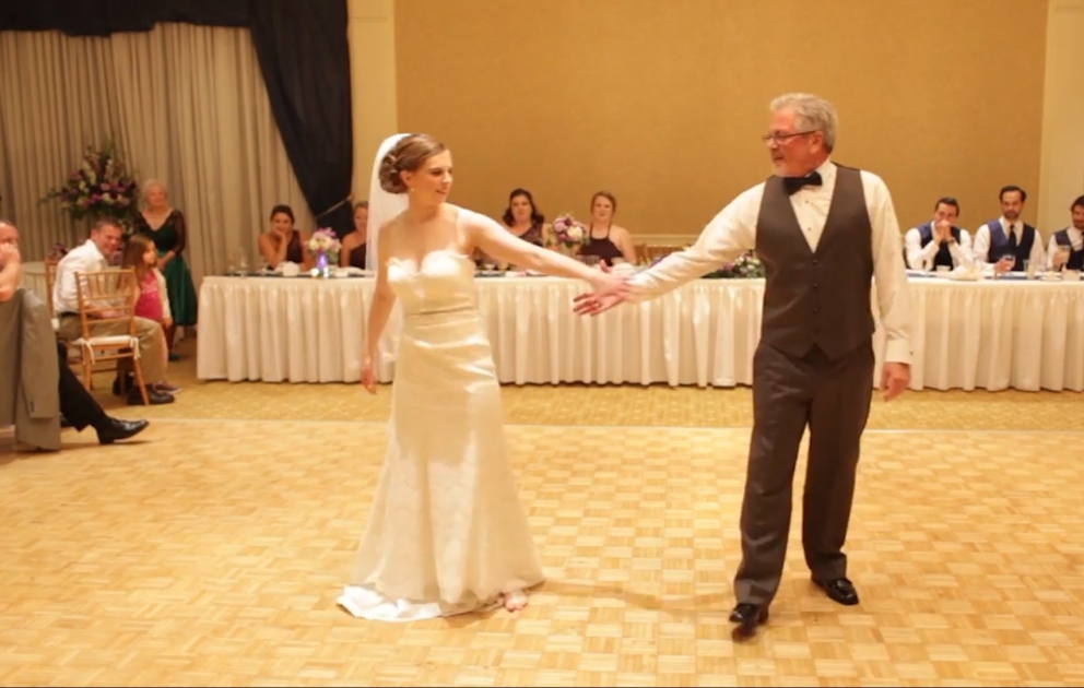 Schöner Tanz von Vater und Tochter in einer Hochzeit
