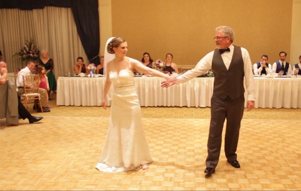 Belle danse d’un papa et de sa fille