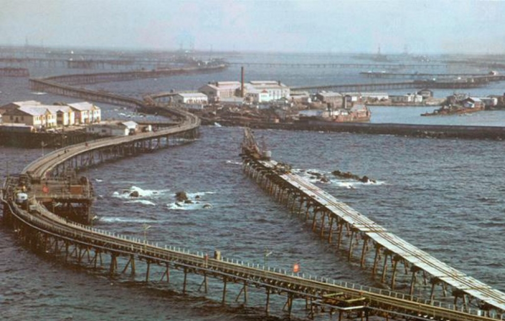 На Каспии сорвалась в море часть эстакады, без вести пропали 10 человек