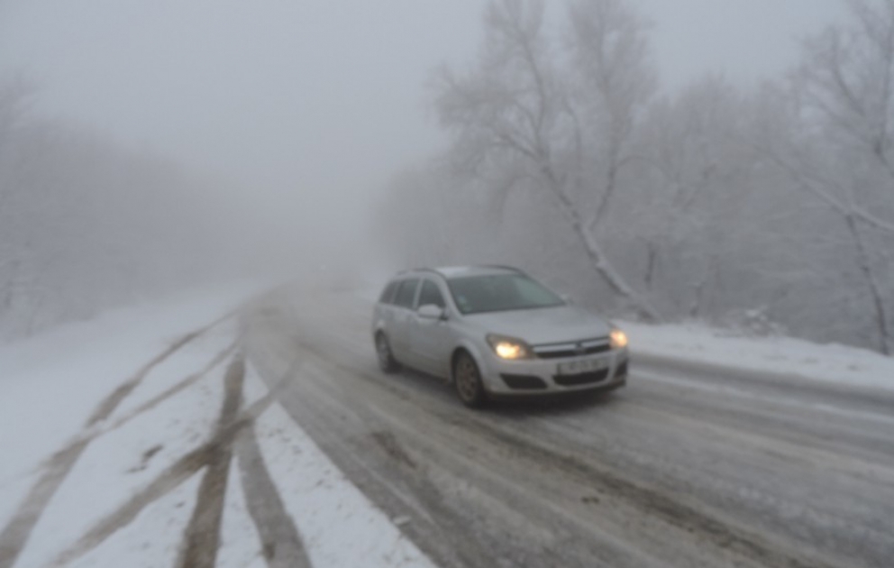 Ağsu dolaylarında yollar buz bağlayıb