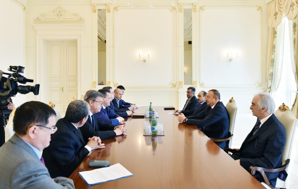 Präsident Ilham Aliyev empfängt eine Delegation um den Gouverneur der Oblast Astrachan der Russischen Föderation