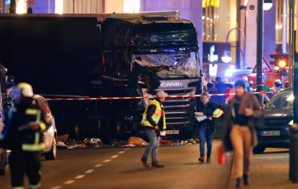 Berlində yük maşını kütləyə çırpılıb, azı 10 nəfər ölüb, 50-dən çox insan yaralanıb