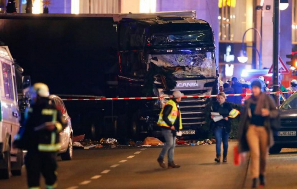 LKW rast in Berliner Weihnachtsmarkt - neun Tote, viele Verletzte