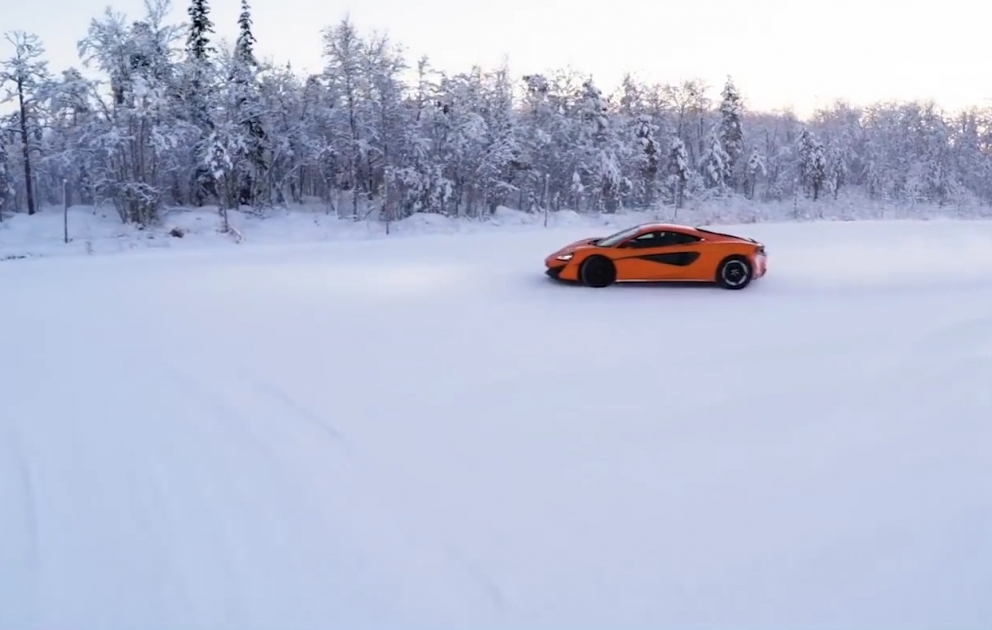 Спорткар McLaren устроил дрифт на замерзшем озере