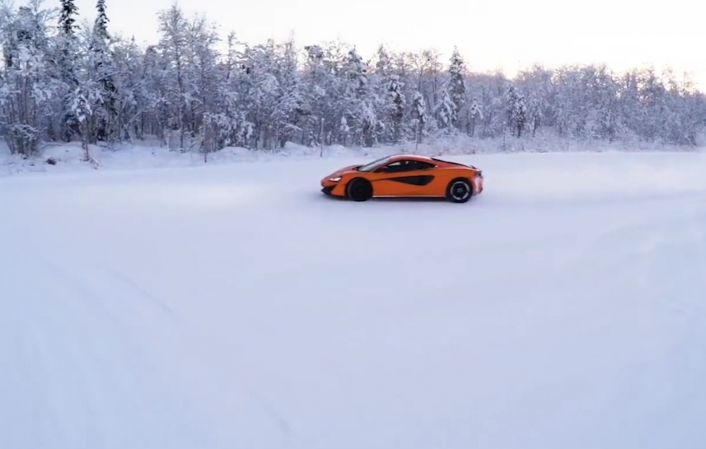 Buz bağlamış göl üzərində McLaren drift göstərdi