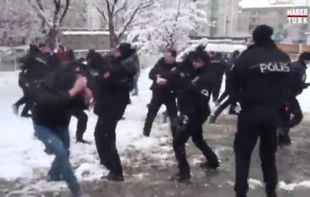Polislər vətəndaşlarla qartopu oynadı -Türkiyədə